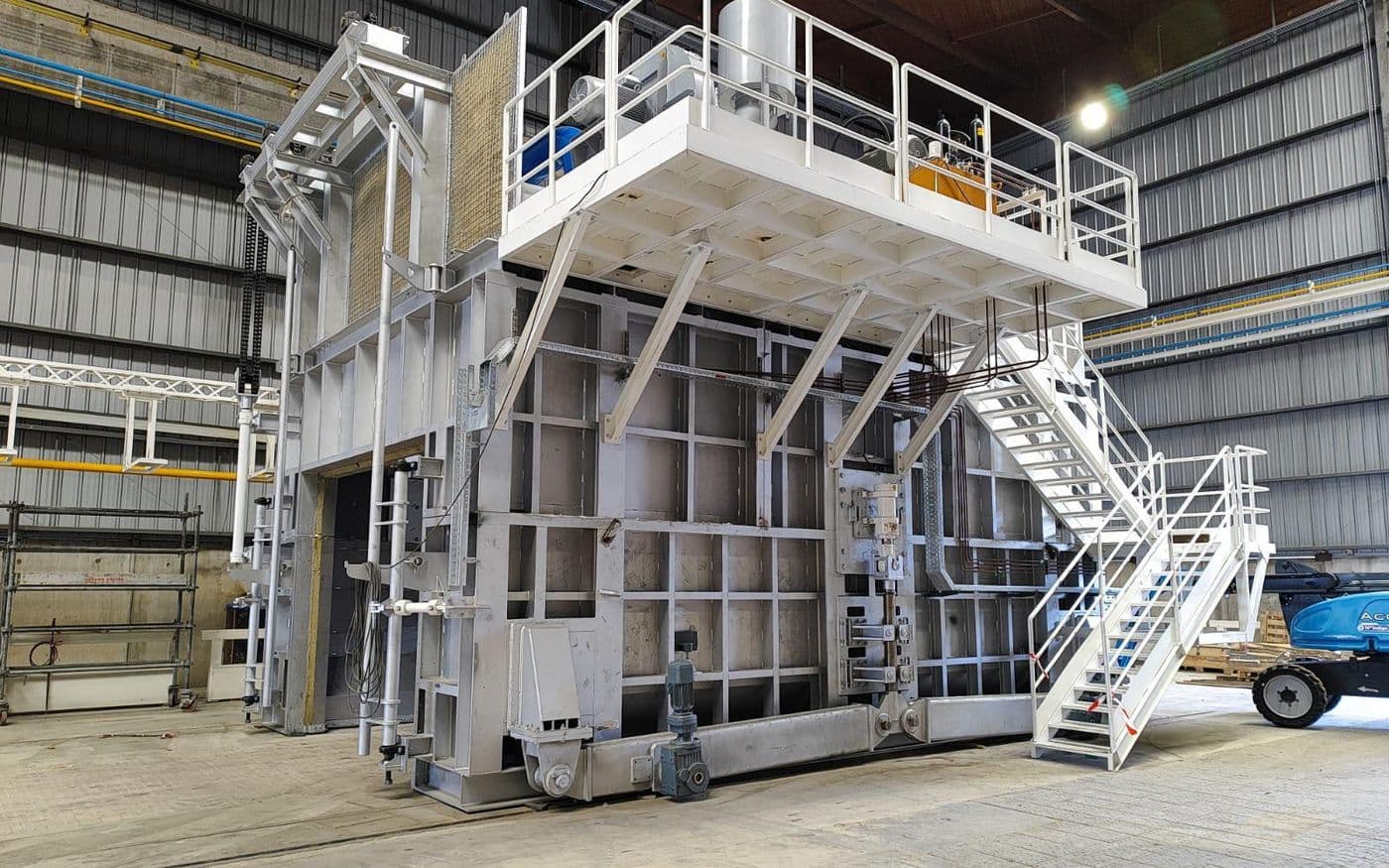 Aluminum melting furnace